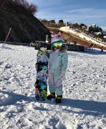 最近发现很多小朋友们都去学滑雪看着孩子们滑雪的图片都