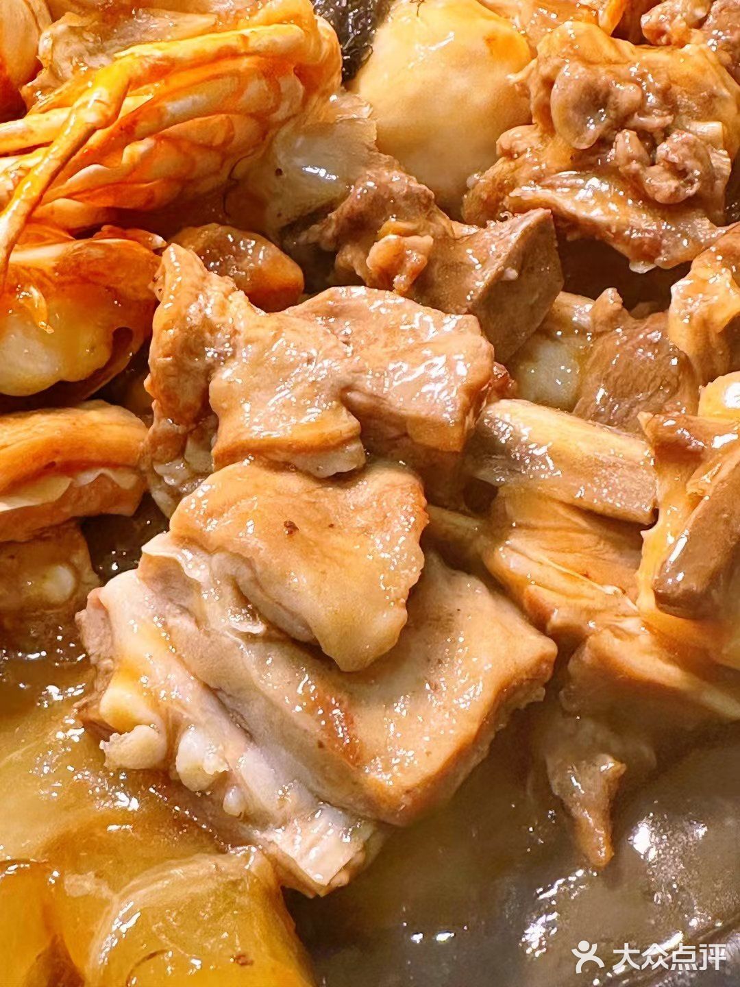 翅叔港式酒家豪华盆菜：丰富食材，美味无穷