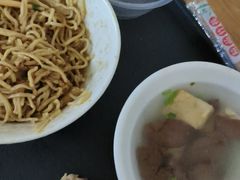 -松树干拌面店