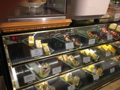 面包甜点陈列柜-老佛爷饼店