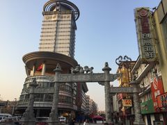 狮子桥美食街牌坊-百年尹氏汤包(湖南路狮子桥店)