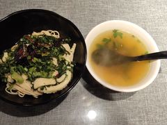 雪菜鱿鱼拌面+小牛汤-腔调面(斜土路店)