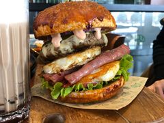 双蛋指椒牛肉汉堡-魏斯理汉堡(西安沣东吾悦店)