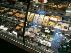 面包甜点陈列柜-星巴克(北京三里屯SOHO一店)