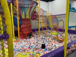 -蹦贝运动中心·蹦床·攀岩·闯关(龙岗店)