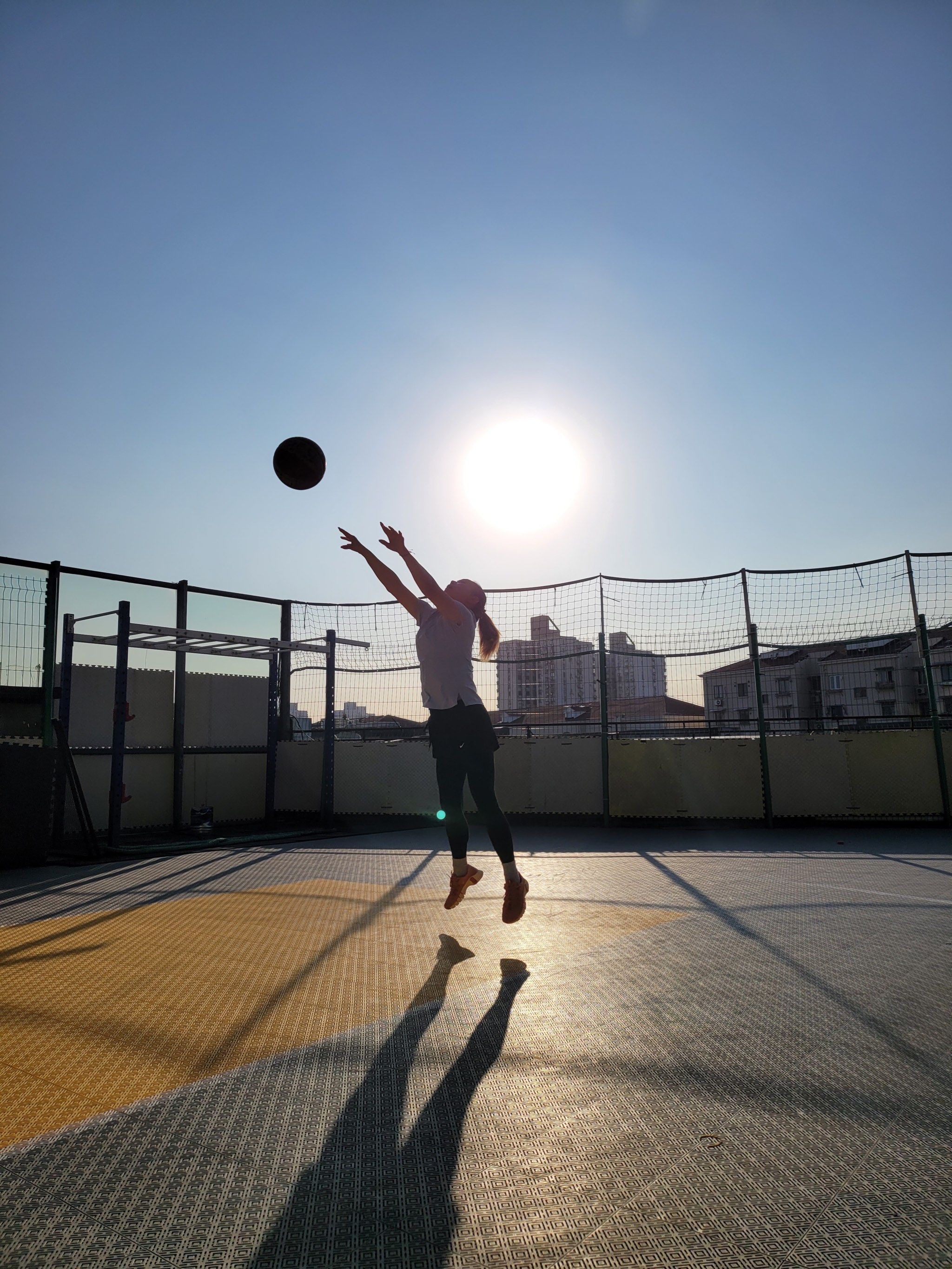 阿姨在球场,就是主角,户外健身运动