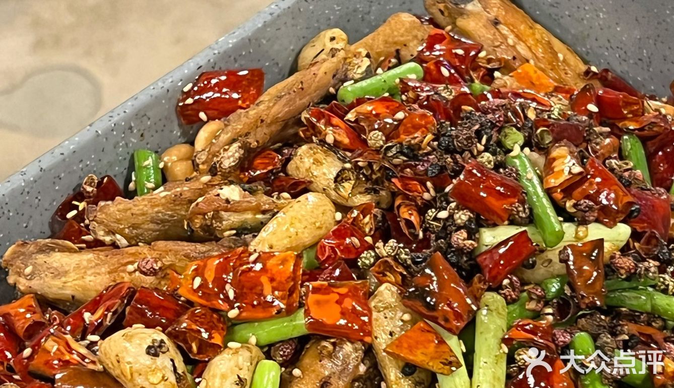 能让我放下手机的只有“辣家私厨”的小龙虾烧烤和啤酒啦[亲亲]‼️