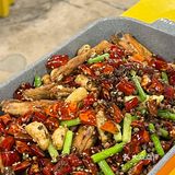 能让我放下手机的只有“辣家私厨”的小龙虾烧烤和啤酒啦[亲亲]‼️