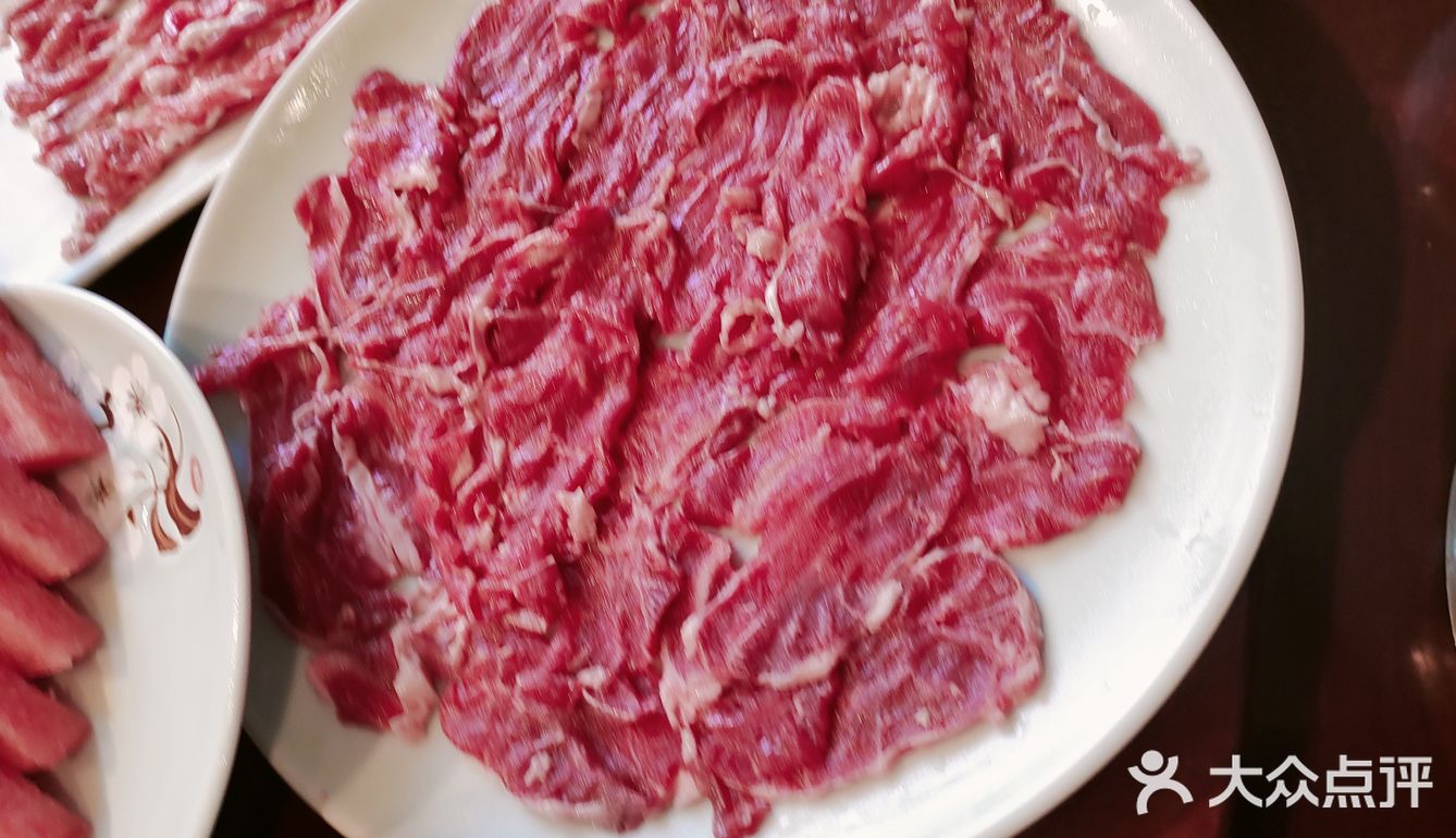 说到跃华春鲜牛府火锅，我首先想到的是那鲜嫩的牛肉！