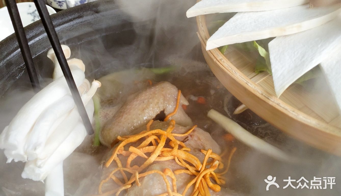 吸氧式干饭！古风庭院慢炖铁脚麻鸡香疯了
