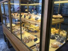 面包甜点陈列柜-啊噗吐呦现场烘焙(麦凯乐店)