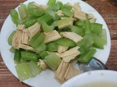 芹菜腐竹-宝瑞门钉肉饼店