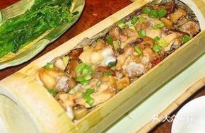 Braised Chicken with Red Onion in Bamboo Tube