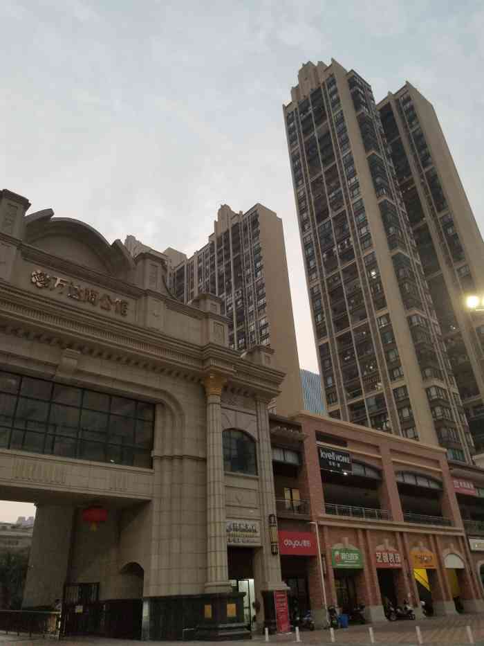 万达海公馆-"万达旁边的住宅小区,有四栋黄色高楼,特点.