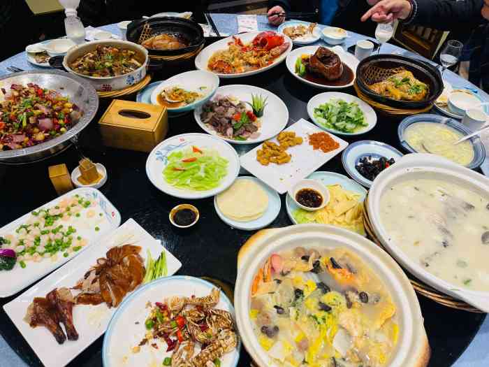 苏浙徽农家大院(八方汇店)-"聚餐订了一个包厢,包厢很大,环境很不错.