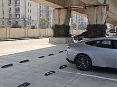 -佘山地铁站-停车场