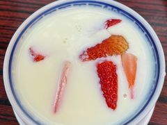 草莓凤凰奶-周大娘牛乳(旧寨古村总店)