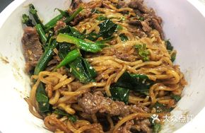Large Bowl of Stir-Fried Rice Noodles with Snowflake Beef