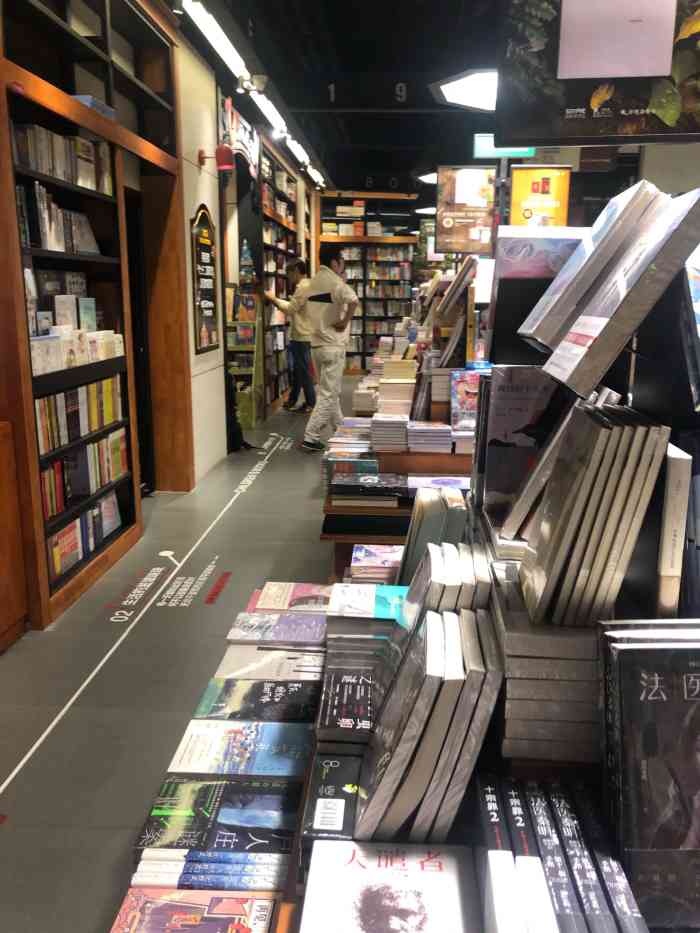 西西弗书店(宝杨路宝龙店)-"周日下午外面的天气有一点阴沉,就来书店