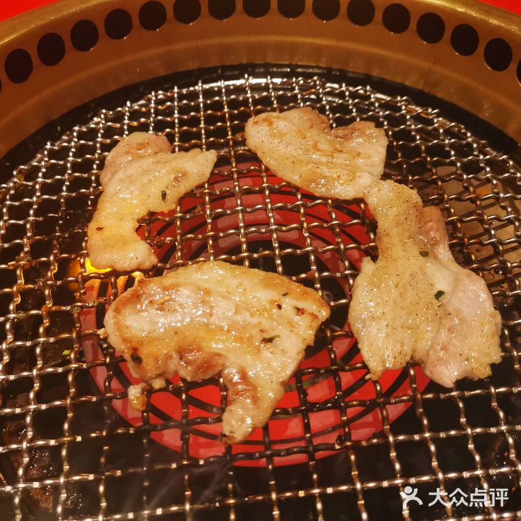 由专门的服务小哥亲自来烤，菲力牛肉烤的超嫩