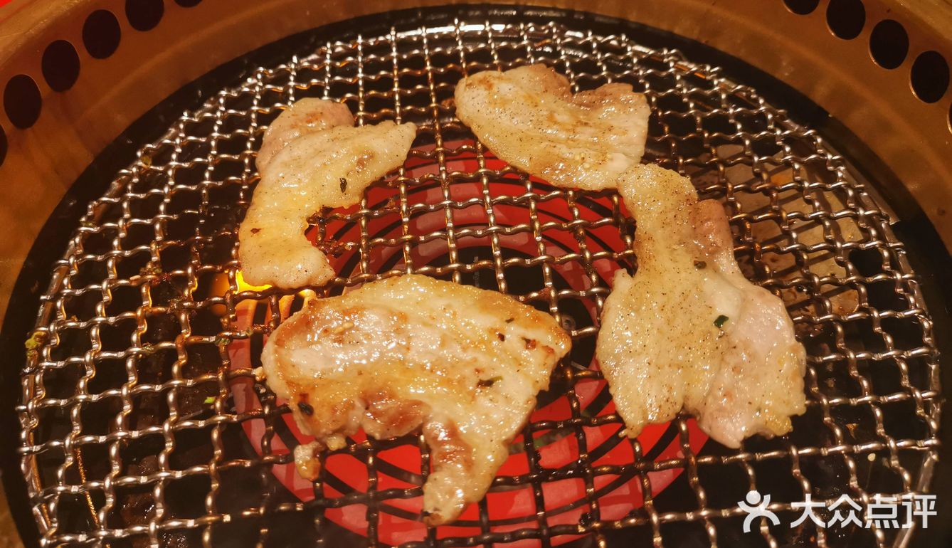 由专门的服务小哥亲自来烤，菲力牛肉烤的超嫩