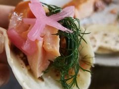 烟熏三文鱼配烤饺子皮和芥末籽酱-BOR Eatery(安福路店)