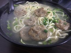 牛肉饼汤扁实面-明叔捞面