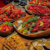 我们4个人点了一大桌子的菜！-