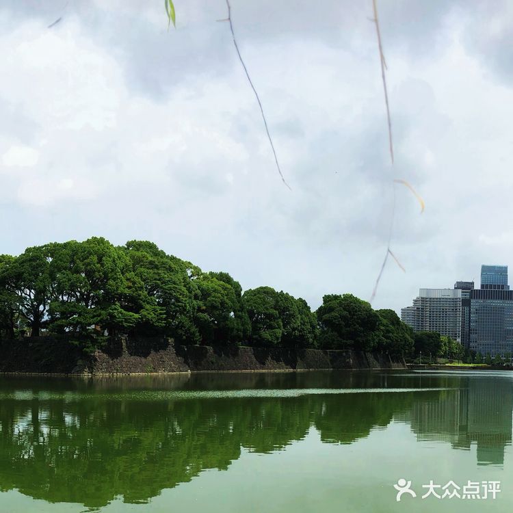 酒店地理位置非常优越，门前两条地铁线路，步行距离三分