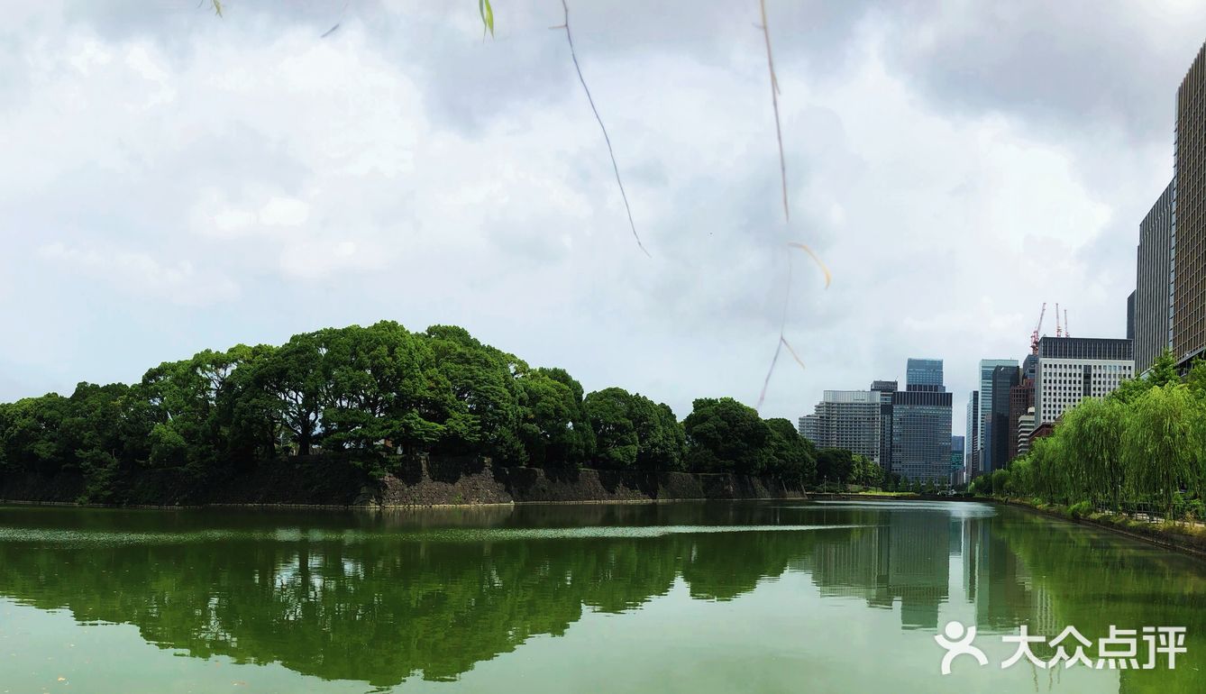 酒店地理位置非常优越，门前两条地铁线路，步行距离三分