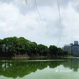 酒店地理位置非常优越，门前两条地铁线路，步行距离三分