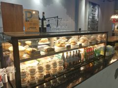 面包甜点陈列柜-HELLO 27 意面·沙拉·帕尼尼