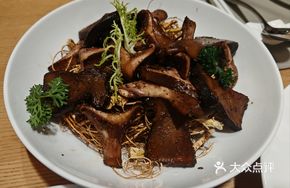 Five-Fingered Peach Fried with Two Mushrooms