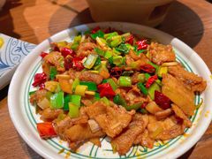 蒜苗小炒肉-云海肴·汽锅鸡·云南菜(天山百盛优客店)