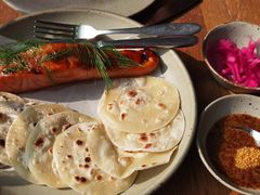 烟熏三文鱼配烤饺子皮和芥末籽酱-BOR Eatery(安福路店)