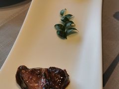 文火小牛肉配葛仙米豌豆-三利音·东方司宴(外滩店)