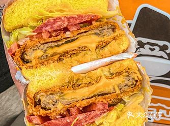 这块爆浆芝士牛肉堡是来报恩的吧！