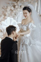 -曼青婚纱礼服馆