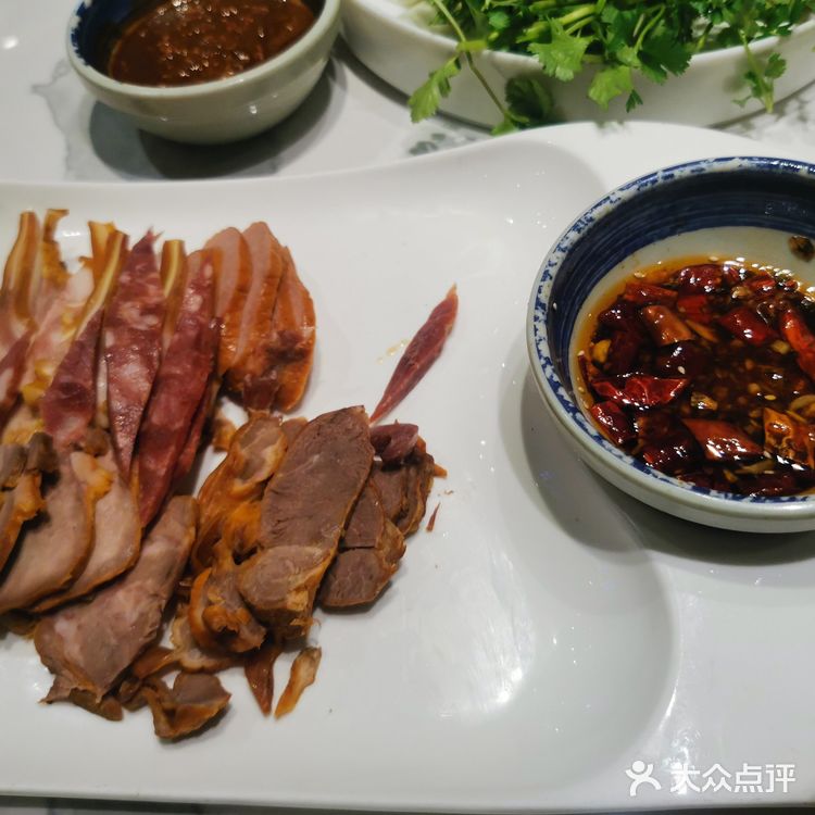 朋友一起吃饭。六点半的还有空位，坐了不到半小时