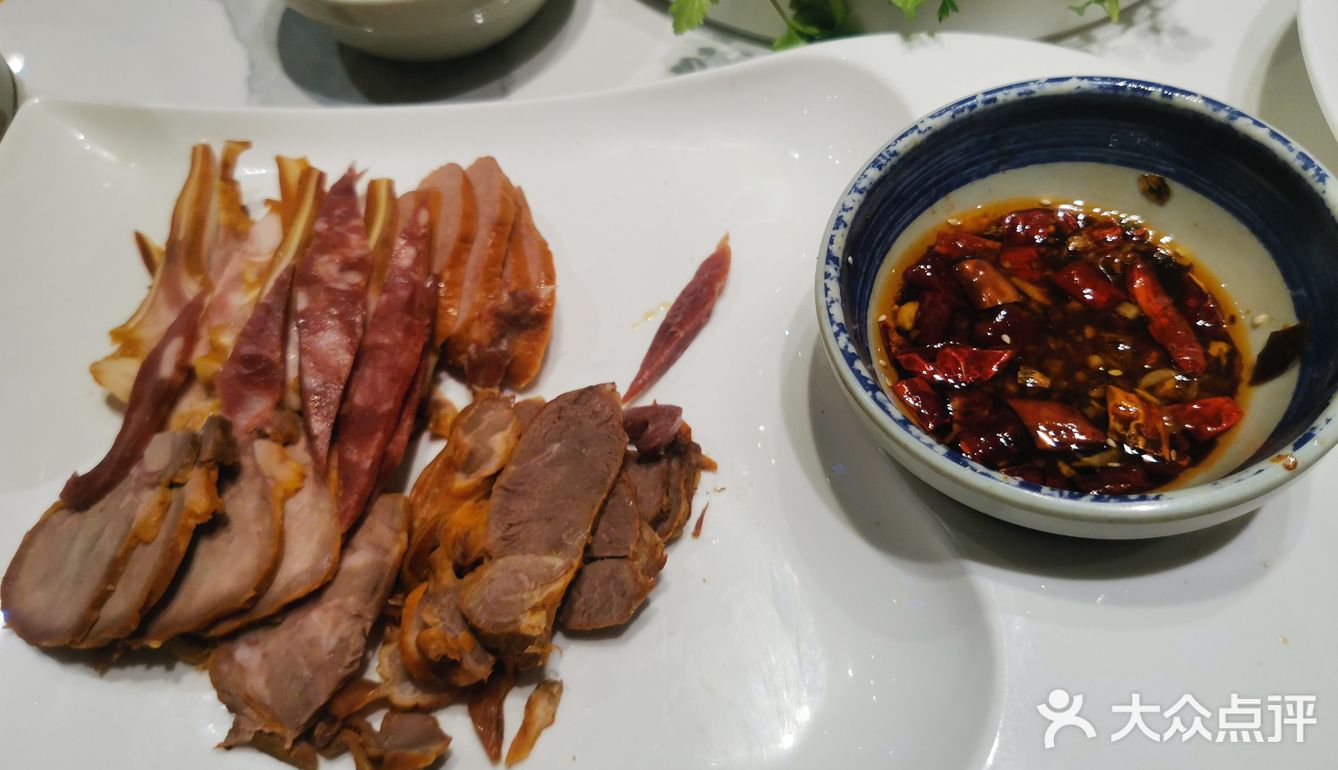 朋友一起吃饭。六点半的还有空位，坐了不到半小时