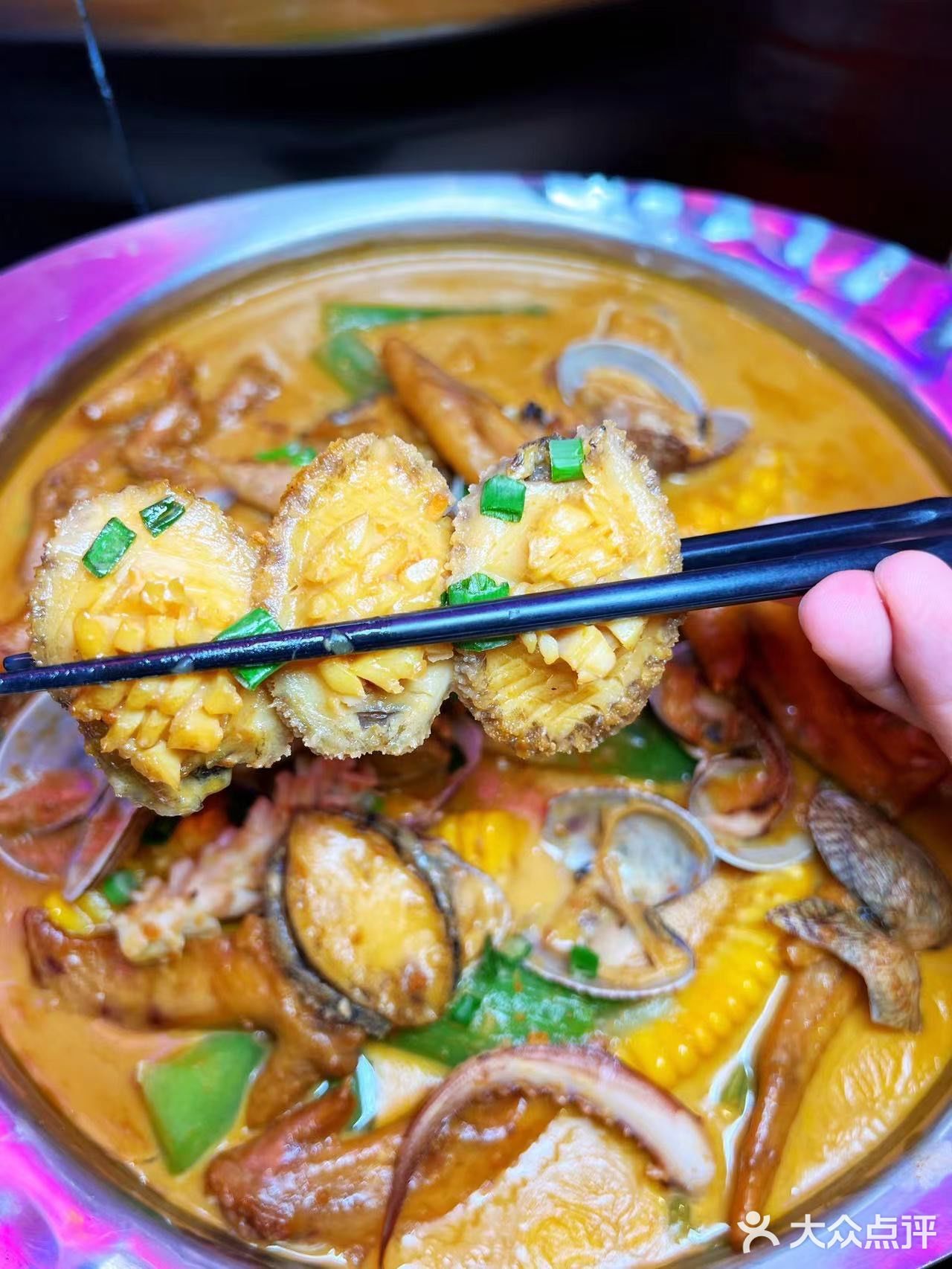 过年和姐妹吃团年饭吃螃蟹鲍鱼虾太有气氛了