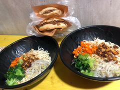 -两勺子一碗口水鸡拌面