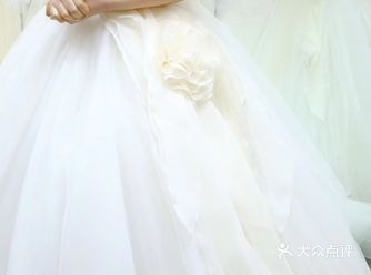 一字肩的婚纱，修饰手臂的同时更能完美展现新娘肩颈部线