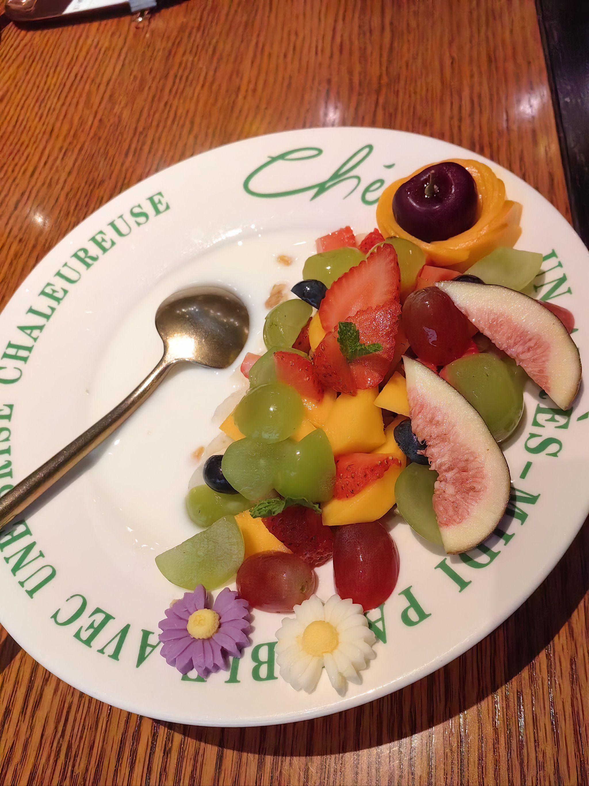 彩虹般的水果餐