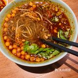 酸辣粉吃起来很正宗也就10块钱左右