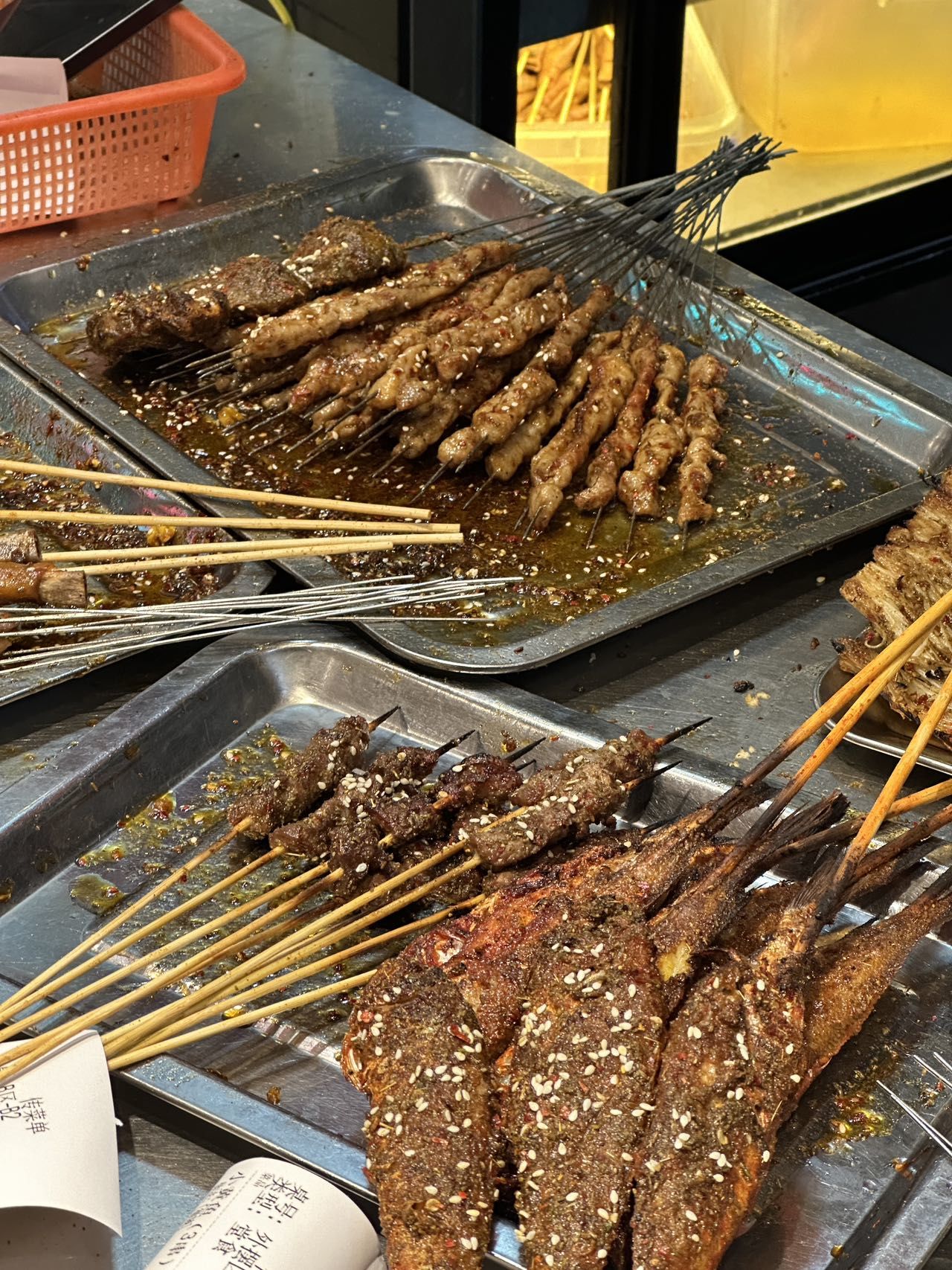 n他们家猎奇的烧烤和好吃的烧烤都有

爸爸爱吃的烤蚂蚱!