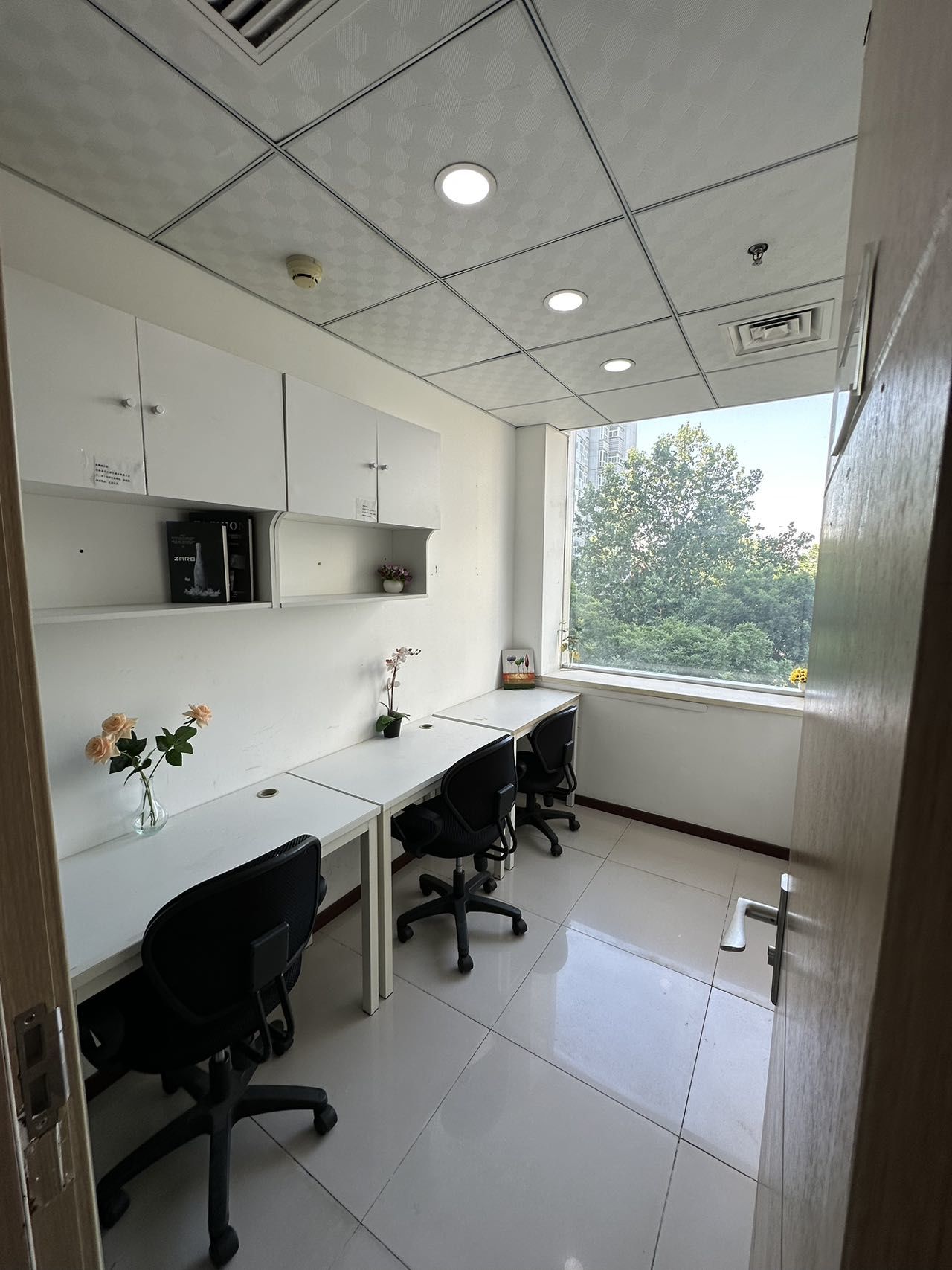 转租两人间办公室 平时没回来办公 可以注册公