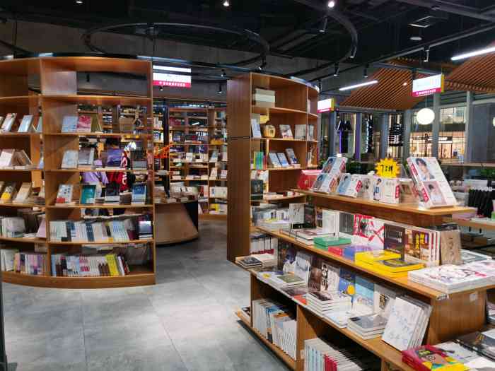 新华书店 -"新华书店在家书店位于宝龙广场中部连接."-大众点评移动版