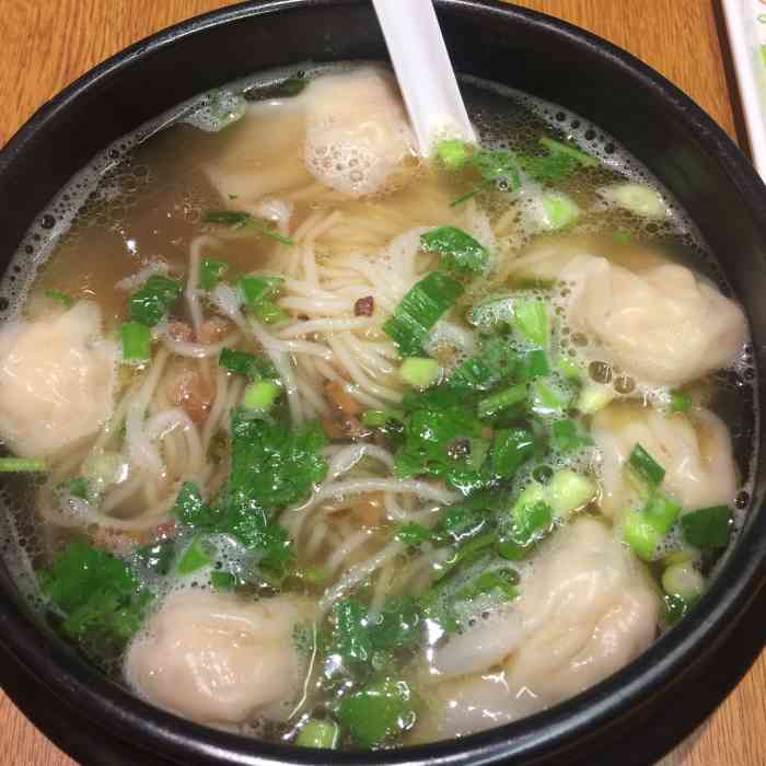 打分    /人 满宝馄饨非常货真价实 真实的看得见一大颗 店内也干净