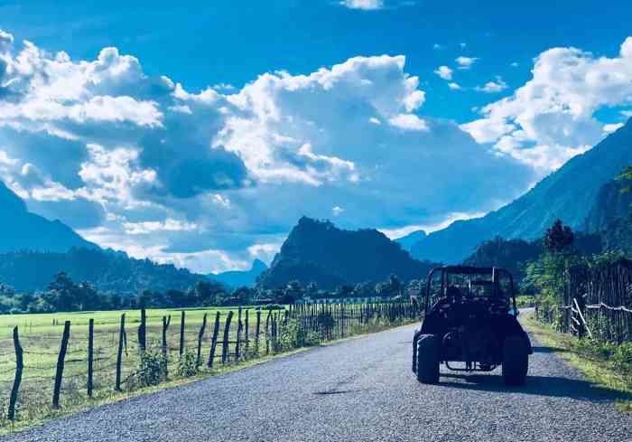 蓝色泻湖-"万荣必打卡景点,在路口有两个方向,我们看.